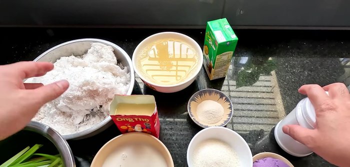 Prepare the coconut milk: Blend the soaked mung beans with 500ml of warm water until smooth. Squeeze the grated coconut three or four times with warm water (approx. 1L each time) to extract the coconut milk. Combine all the coconut milk extracts.