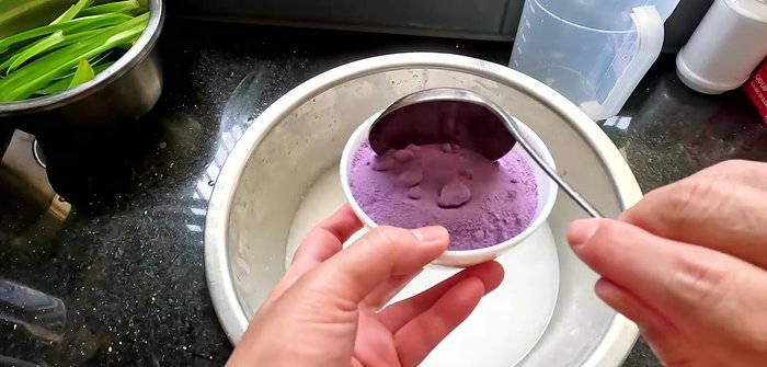 Prepare the taro jelly: Mix sugar, agar-agar powder, and taro powder. Add 900 ml of coconut milk and soak for 1 hour.