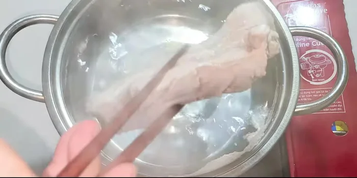Boil the pork belly in water for about 2 minutes to firm it up and remove odor. Remove, cool, and slice into 1cm pieces.