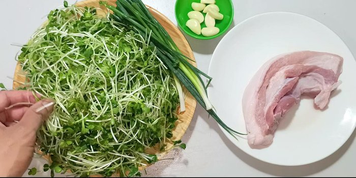 Wash the bean sprouts, remove any pods, and soak in water. Wash, trim and cut green onions into 2cm lengths. Mince the garlic.
