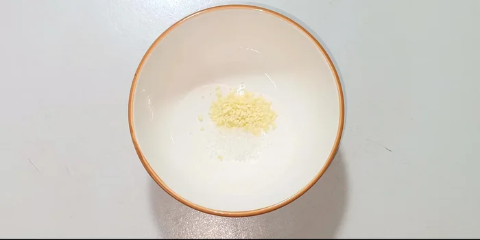 Prepare the stir-fry sauce: Combine seasoning powder, MSG, sugar, ground pepper, oyster oil, fish sauce, and water. Mix well.