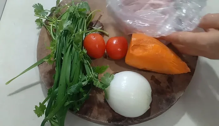 Prepare the mushrooms, carrots, onions, tomatoes, and chives. Bean sprouts are prepped.