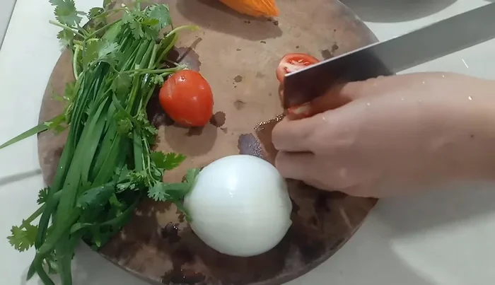Cut the tomatoes and onions. You can also prepare carrots.