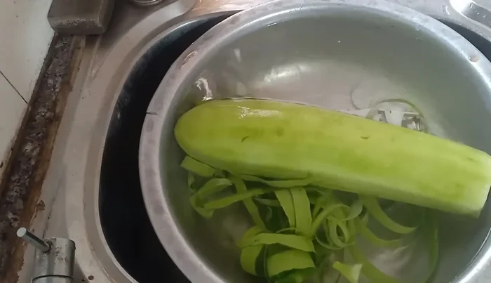 Wash the peeled gourd thoroughly.