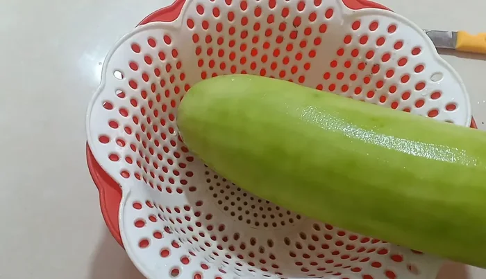 Cut the gourd into bite-sized pieces. Discard the large intestine-like parts; only the smaller, thinner portions are edible.