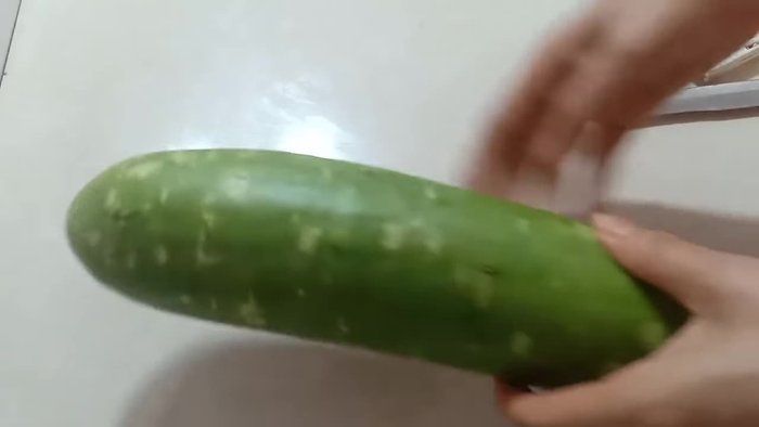 Choose a fresh gourd. Check its firmness by trying to cut your fingernail into it; if it's too hard, the gourd is old and won't taste as good.