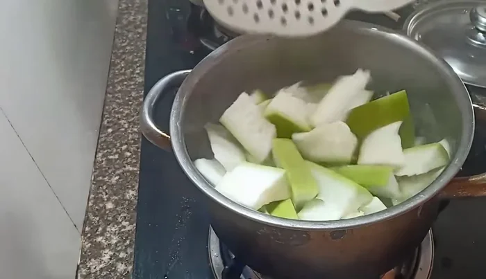 Add the gourd pieces to the boiling water. Boil for about 3 minutes.
