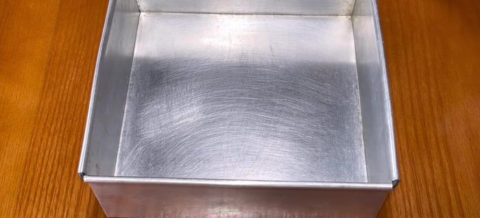 Prepare the baking pan: Grease a 20cm diameter baking pan with cooking oil and line it with parchment paper for easier removal. Preheat oven to 180°C (350°F) for 15 minutes.