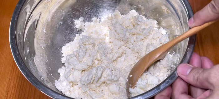 Prepare the cassava: Peel, wash, and soak 1.2-1.5kg raw cassava in diluted salt water for 2-3 hours to remove resin. Rinse thoroughly. Grind or blend until smooth. Squeeze out excess water using a cloth bag and let it sit for 30 minutes. Discard the yellow water and keep the starch.