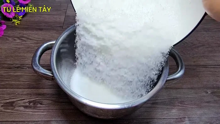 Prepare sugar syrup: Combine 500g sugar, 1/3 teaspoon salt, and 500ml water in a pot. Bring to a boil, stirring constantly to prevent sticking. Boil for 1 minute, then cool completely.