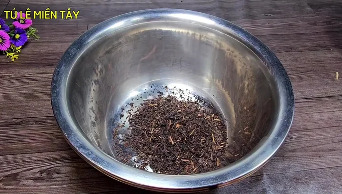Brew black tea: Steep 40g of black tea in 1 liter of boiling water for 7 minutes. Filter out the tea leaves.