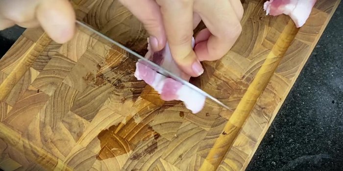 Prepare the pork belly: Wash and cut into bite-sized pieces.