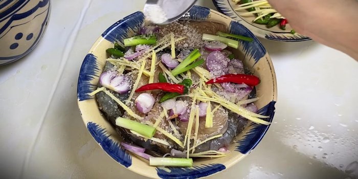 Season the dish: Add sugar, seasoning, pepper, and remaining shallots, ginger, chili, and green onions on top.