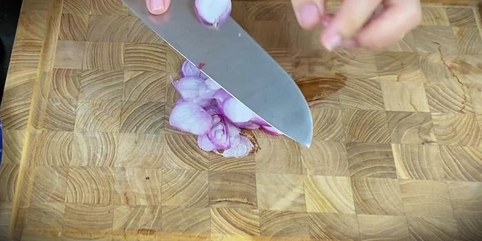 Prepare the ingredients: Wash and slice the shallots, ginger, and green onions (separate the leaves for garnish).