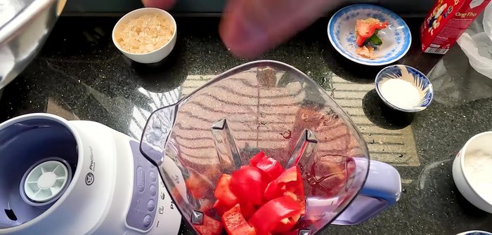 Add the bell pepper pieces, lemon juice, lime juice, salt (50g), and MSG (30g, optional) to a blender.