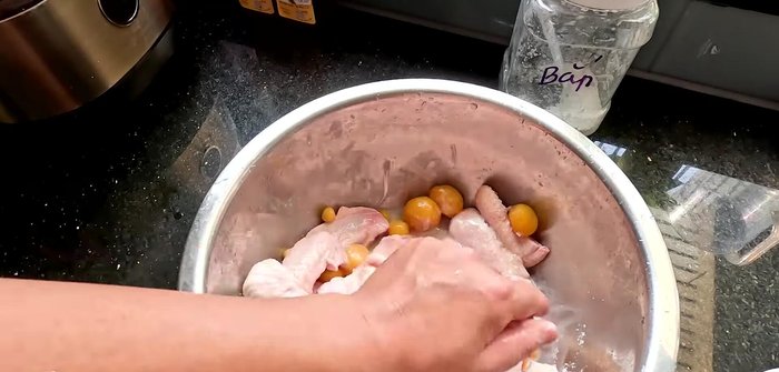 Add water and soak the chicken for 15 minutes to release bad blood and smell (135.879). After that, wash it again.