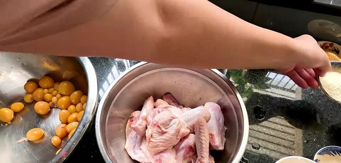 Marinate the chicken with seasoning powder, salt, and the soft-boiled eggs (170.04). Mix well, wrap it and refrigerate for 30-60 minutes.