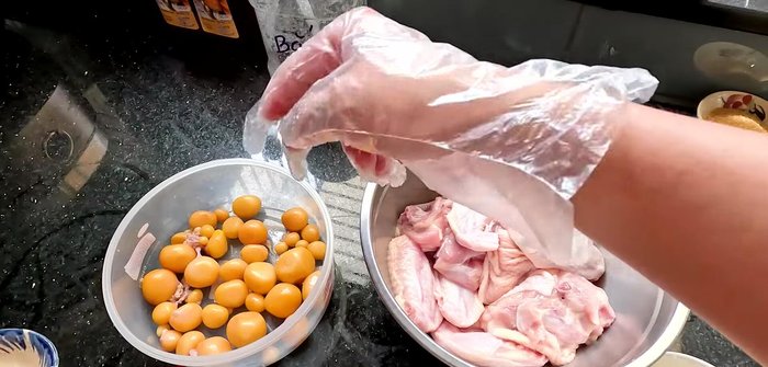 Marinate the eggs separately with the remaining spices, salt, and seasoning (195.44). Refrigerate for 30 minutes.