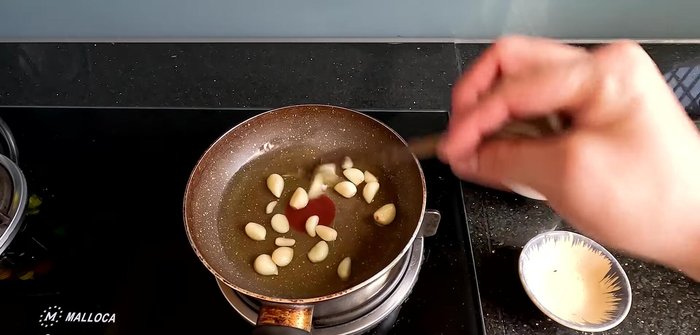 Fry the garlic until fragrant and golden brown (208.68). Use some of the garlic oil for the fish sauce later.