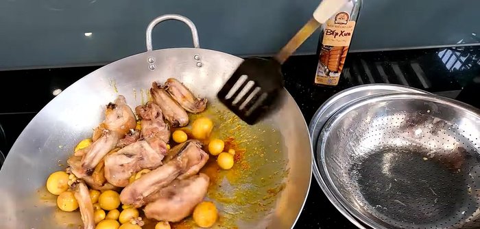 Add the fried chicken and eggs to the fish sauce (465.44). Stir well for 5-7 minutes to allow everything to absorb the sauce.