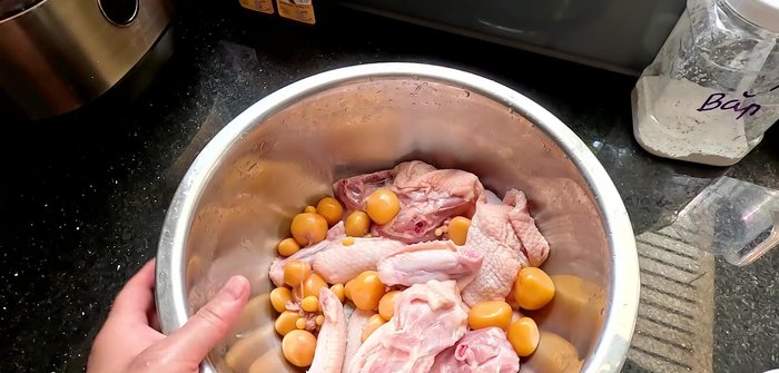 Wash the chicken thoroughly. Then, pre-process the chicken by mixing it with cornstarch and sugar (105.119). This helps remove fishy smell and impurities.