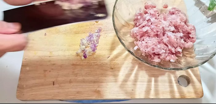 Marinate minced pork with half the chopped shallots and garlic, seasoning powder, MSG, sugar, and dried pepper. Mix well and set aside for 5 minutes.