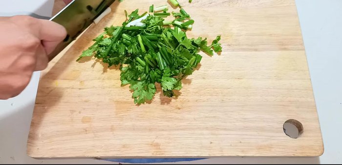 Cut green onions and cilantro to 2cm.