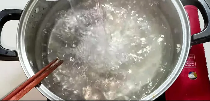 Add 1 liter of water to the pot and bring to a boil.