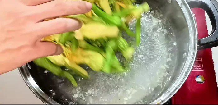 Add squash buds to the boiling soup. Cover and boil for 3 minutes on medium heat.