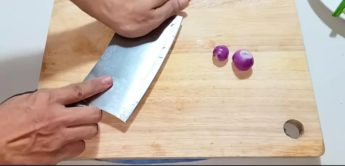Chop shallots and garlic. Add half to the minced pork for marination. Saute the remaining half later.