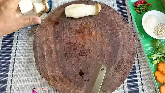 Prepare the vegetarian ribs: Cut king oyster mushrooms into bite-sized pieces. Fry in a pan with oil over medium heat until golden brown.