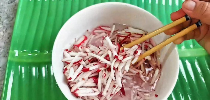 Wash the beets thoroughly with cold water and squeeze out excess water.