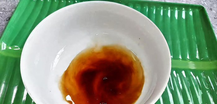 Make the salad dressing by mixing soy sauce, vinegar, and sugar.