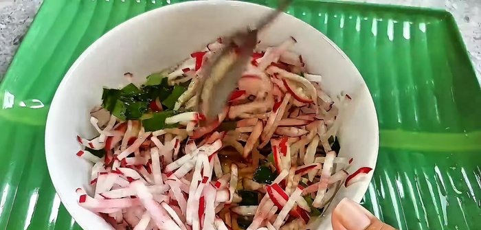 Add the cooled vegetarian shrimp to the salad and mix well.