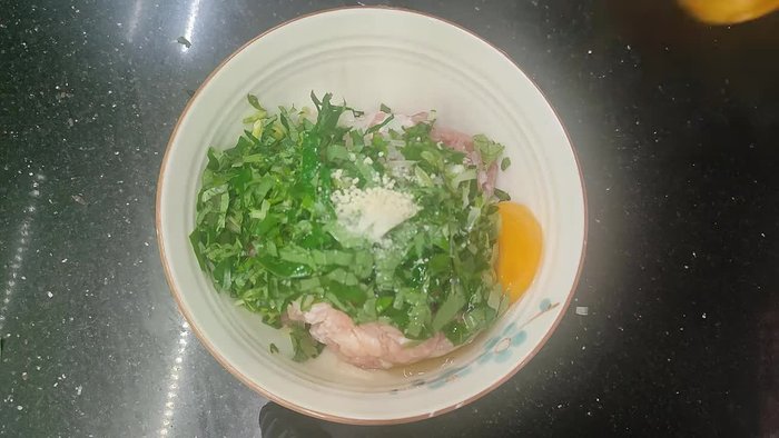 Grind the pork shoulder (fat and lean meat).