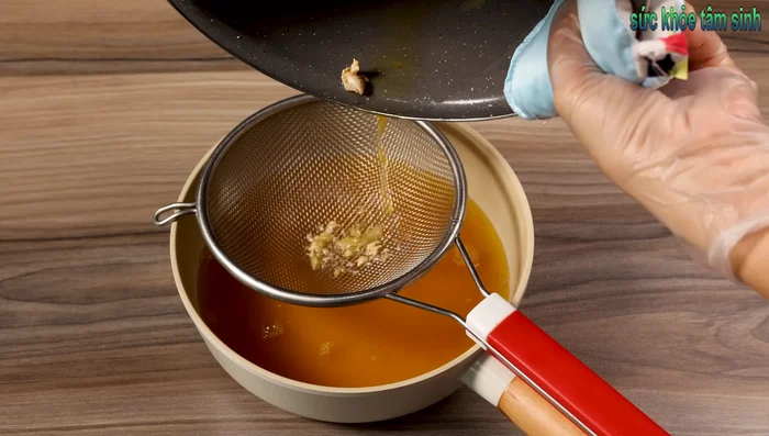 Drain the cooking liquid and reduce it to half on the stove, adding 3 tablespoons of sugar and cook for 15 minutes. Let it caramelize.
