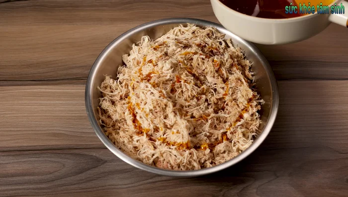Combine the shredded pork with the sauce, mixing thoroughly.