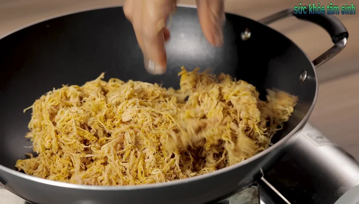 Stir-fry the pork floss in a pan over low heat, spreading it evenly to dry. Stir occasionally to prevent burning. Continue until golden brown and completely dry.