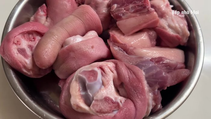 Wash pig's feet and pig's tail with salt water. Blanch in boiling water, then transfer to cold water.