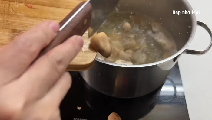 Add half of the straw mushrooms to the broth and let it boil for 5 minutes before adding blood.
