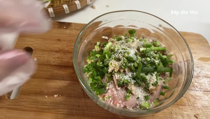 Chop the remaining straw mushrooms with green onion, seasoning powder, and salt. Mix well and let stand for 15 minutes before frying.