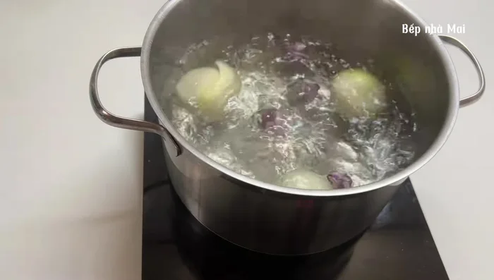 Boil water in a pot. Add onion, shallot, and pork leg. Cook for about an hour, skimming off foam.