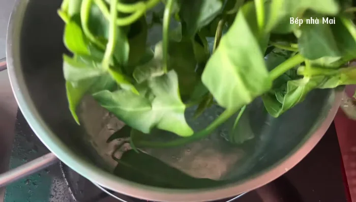 Boil water spinach with a little cooking oil. After cooking, place in ice water to maintain color and crispness.