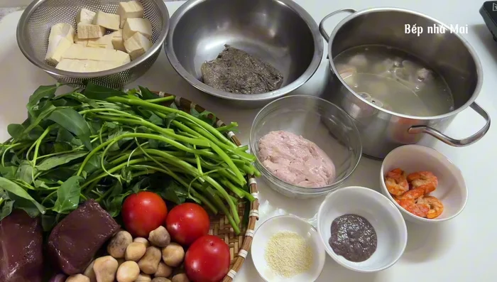 Wash and soak straw mushrooms in diluted salt water for 15 minutes.