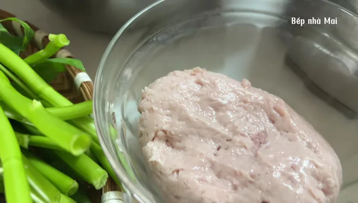 Wash and puree live crab. Make crab patties with seasoning powder, salt, shrimp paste, dried shrimp, cooked pork leg and pig tail.
