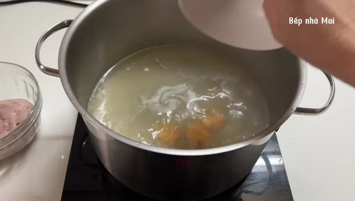 Remove pig's feet from the braised pig's feet pot. Add dried shrimp to the broth and cook until sweet.