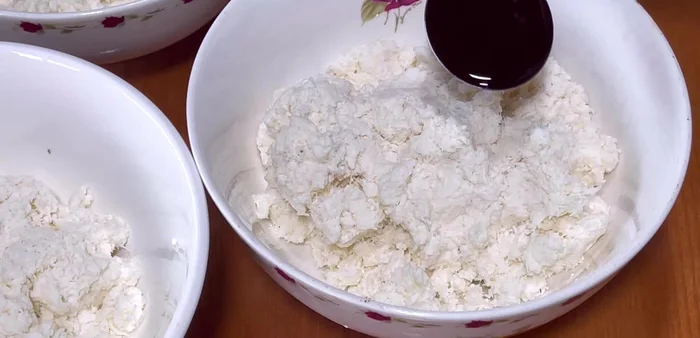 Add purple sweet potato water to one part and mix until you can roll it into smooth balls.