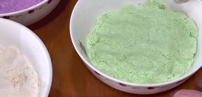 Add coconut milk or water to the remaining part for white cassava. Mix well.