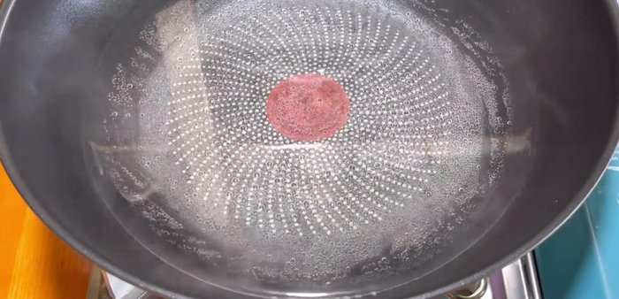 Add the cassava balls to the sugar water, cook on low heat for a few minutes until it boils and the balls absorb the sugar.