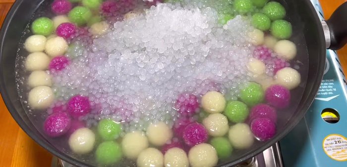 Boil rice flour separately for 5-6 minutes, then let it sit for another 5-6 minutes before adding to the dessert.